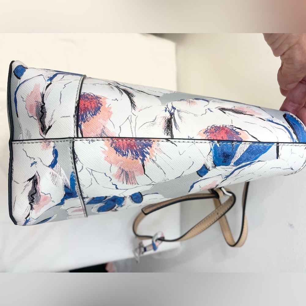 GUESS NWOT Watercolor Style Floral Tote Bag in White, Blue & Pink w/Tan Handles - Picture 7 of 11